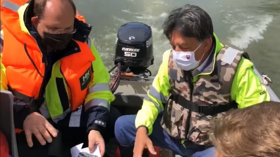 VIDEO: Čln s ministrom Jánom Budajom sa prevrátil do Dunaja - pozrite si autentické zábery...