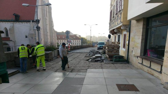 Popraskanú dlažbu na Židovskej začali vymieňať, zaplatí to starosta