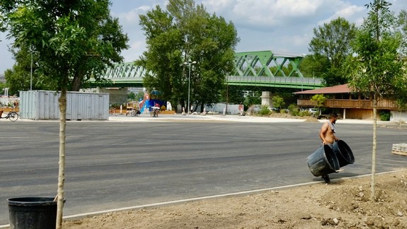 Ako bude vyzerať po novom parkovanie na Tyršovom nábreží? Po prázdninách ho mesto plánuje spoplatniť