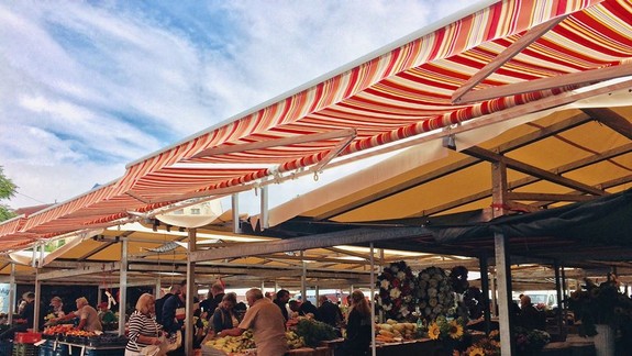 Nové prístrešky predajných stánkov na Trhovisku Žilinská sú nelegálne, rozhodol okresný úrad