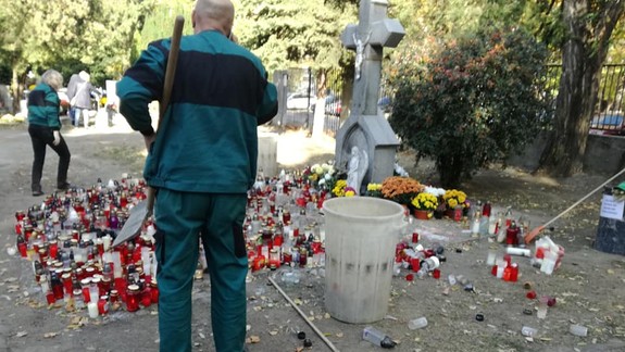 ANKETA: Sviečky a kahance pri kríži na Martinskom cintoríne hneď po Dušičkách zlikvidovali - nebolo to priskoro?