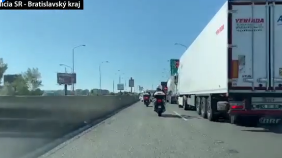 Na diaľnici medzi Stupavou a Lozornom narazil kamión do mostného piliera