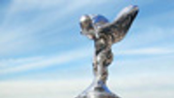 Na nábreží sa zrazili policajné auto a Rolls-Royce