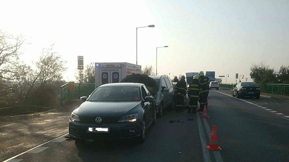FOTO: Pred Vajnormi sa ráno zrazili tri osobné autá - ich posádky museli po nehode ošetriť