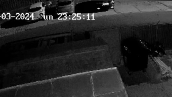 Pomsta opitej ženy: Vyhodili ju z ubytovne, tak poškodila zaparkované autá