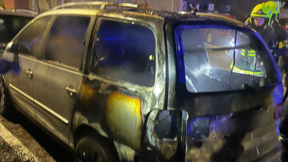 V bratislavskej Vrakuni horelo auto: Polícia nevylúčila cudzie zavinenie
