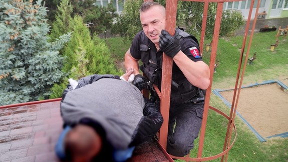 Prekazili mu plán: Policajti unikajúceho zlodeja spacifikovali na streche domu!