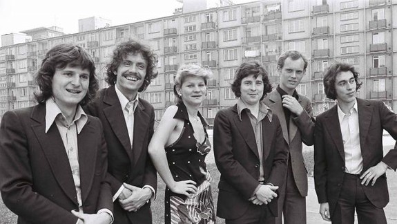 Jožo Ráž oslávil svoje meniny medzi Ružinovčanmi aj s neodmysliteľnou cigarou a fľaškou whisky 