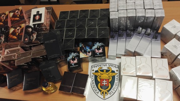 Colníci zadržali falošné parfumy za viac ako 70-tisíc eur