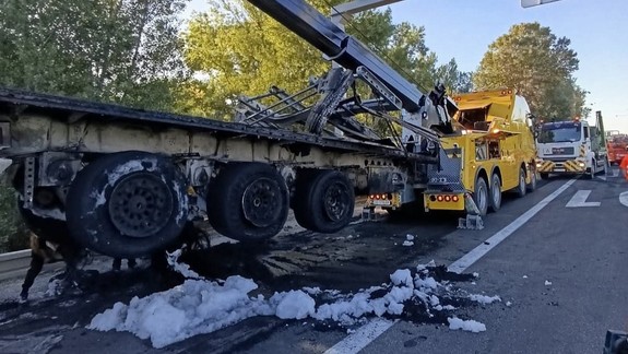 Na D2 pri križovatke Pečňa v smere do Malaciek sa prevrátil náves kamióna