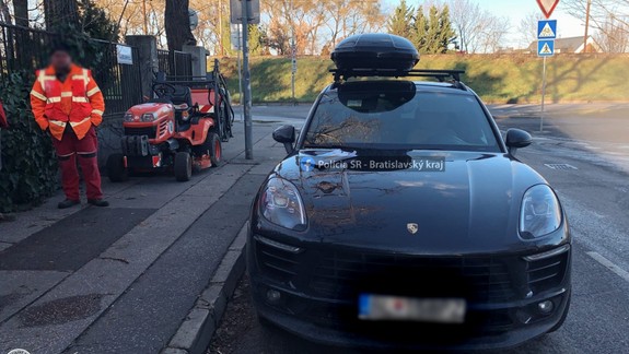 Tak toto tu ešte nebolo. Zrážka traktorovej kosačky a Porsche