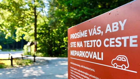 A je to tu! Mesto ide sprísniť kontroly vjazdu a parkovania áut pri ceste na Kamzík