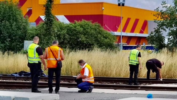 FOTO a VIDEO: Na železničnej trati pri Vrakunskej ceste usmrtil vlak človeka