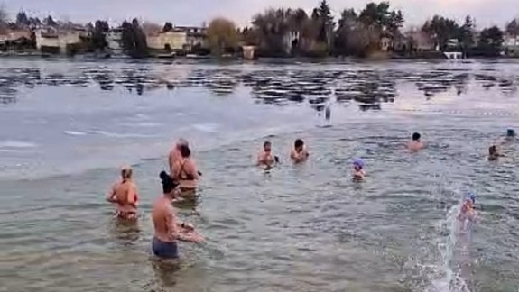 Voda mala iba 4 stupne, v Senci sa na Troch kráľov opäť kúpali otužilci