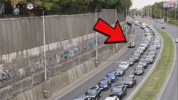 Policajti pokutovali na Pražskej vodičov za jazdu v bus pruhu