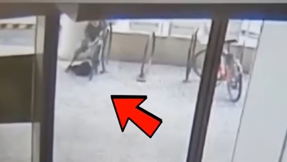 Policajti v akcii: Na Jelačičovej chytili zlodeja bicyklov priamo pri čine