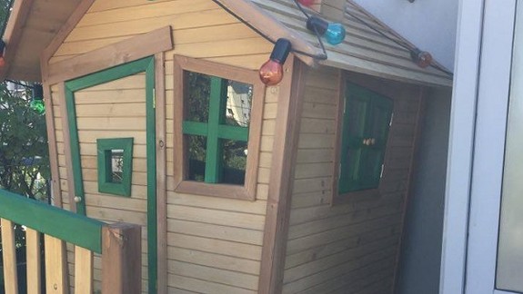 Neuveríte, čo objavili majitelia v tomto detskom domčeku na terase...