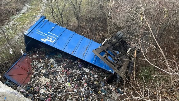 Na diaľnici D1 havarovalo nákladné auto prevážajúce smeti