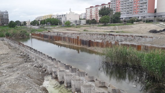 Je to zlé: Práce na trati v Petržalke sú stále utlmené,dodatok ešte nepodpísali