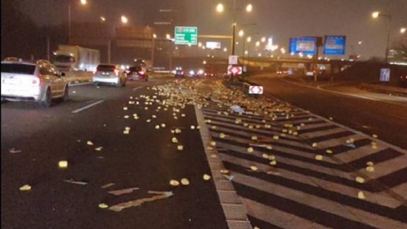 D1 pri Inchebe uzavreli, z kamióna sa pri nehode vysypal náklad