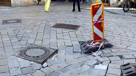 Zničenú dlažbu na Michalskej ulici opravia