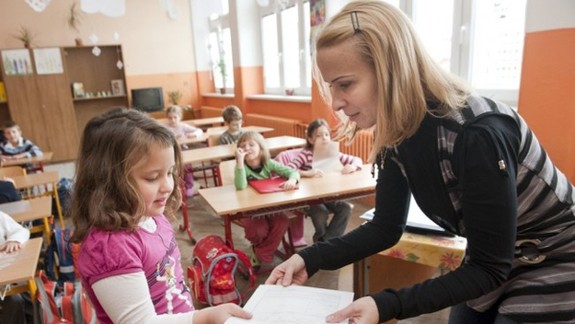 Žiaci základných a stredných škôl si dnes prevezmú polročné vysvedčenia a v pondelok majú prázdniny
