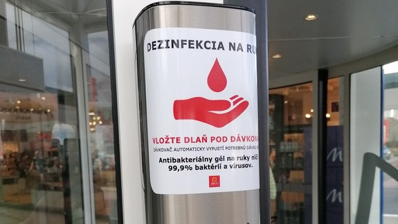 Do platnosti vstúpili opatrenia, ktoré majú spomaliť šírenie nového koronavírusu