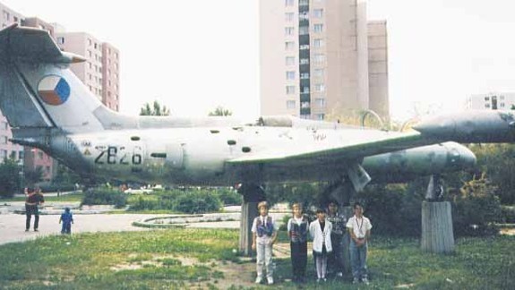 PREMENY BRATISLAVY Petržalka 80. rokov: Pamätáte sa na školu s lietadlom, vyšli ste naň aj vy?