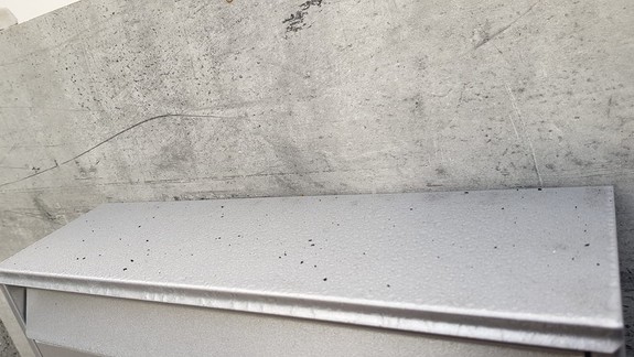 FOTO: Obyvateľov Podunajských Biskupíc prekvapil záhadný čierny poprašok, ktorý im popadal na pozemky...