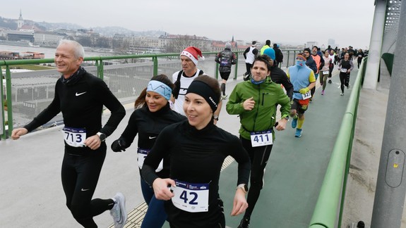 Úžasná atmosféra: Silvester začala Bratislava športom, populárny beh cez mosty už pozná svojich víťazov
