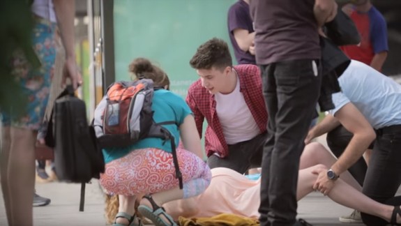 VIDEO: Mladá žena začala rodiť priamo na zastávke autobusov MHD - ako na to reagovali prítomní ľudia?