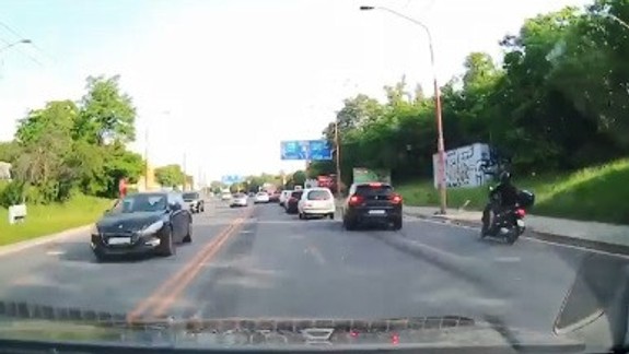 VIDEO: Vodič sa chcel bez smerovky preradiť do iného pruhu a spôsobil pád motorkára!
