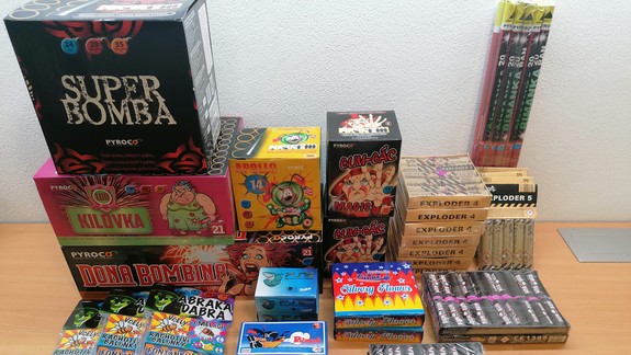 Hasiči varujú: Zábavnú pyrotechniku by ste nemali nikdy zapaľovať priamo v ruke a ani fľaše nie sú bezpečné!
