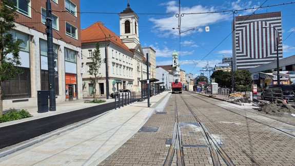 Nová zastávka je hotová,  električkové linky 3 a 4 sa vracajú na Špitálsku, linka 1 pozmení trasu