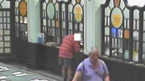 Polícia prosí o pomoc pri pátraní po zlodejovi z pošty