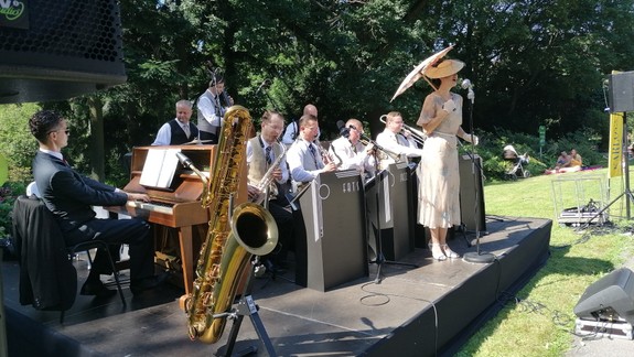 FOTO: Bratislavčania si mohli zdarma vychutnať krásy Botanickej záhrady i koncert klasického jazzu