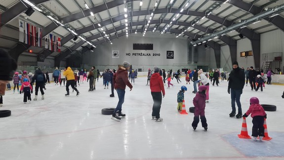Nemáte program pre deti? Verejné korčuľovanie v Petržalke bude počas jarných prázdnin dlhšie aj lacnejšie
