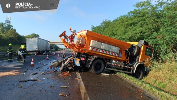 Nehoda dvoch nákladných áut: Na diaľnici D2 narazil kamión do vozidla cestárov