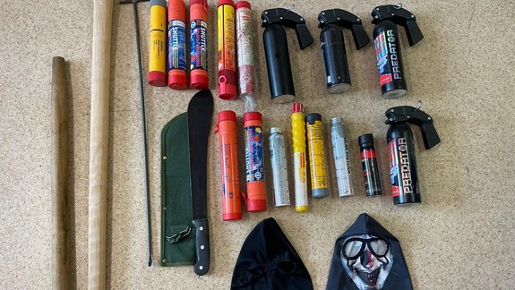 Mačeta, nožíky, pálky: Polícia zaistila v súvislosti s futbalovým zápasom u fanúšikov zakázané predmety