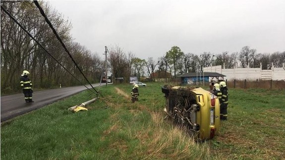 Polícia rieši kurióznu nehodu za Bratislavou - BMW pri nej zbúralo elektrický stĺp!