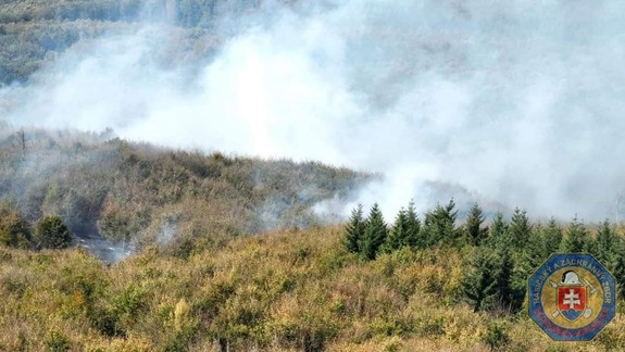V lesoch nad Račou vypukol rozsiahly požiar