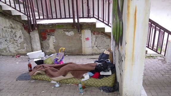 Bezmocní voči bezdomovcovi: Poradiť si čo len s jedným človekom robiacim neporiadok je problém