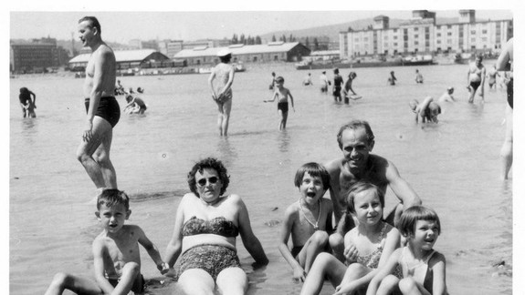 VIDEO: Pamätáte si ešte, ako sa kedysi Bratislavčania vo veľkom chodili kúpať do Dunaja?