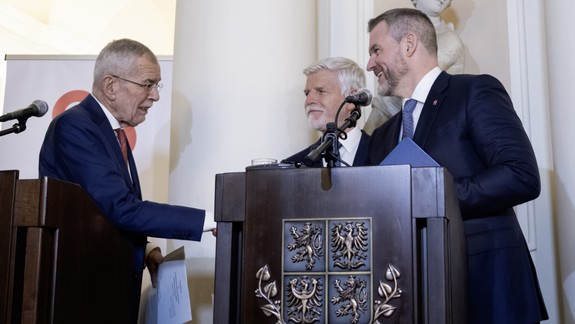 V Bratislave sa v utorok stretnú hlavy štátov Slavkovského formátu, poplavia sa loďou z Devína