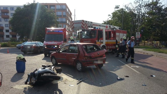 VIDEO: Ako vyzerá zrážka dvoch osobných automobilov a náraz auta do motorky?