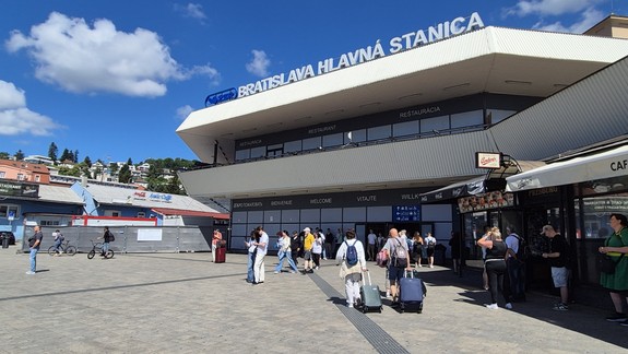 Ráž: Základná rekonštrukcia na hlavnej stanici má trvať do konca septembra, prinesie nové toalety i klimatizované čakárne