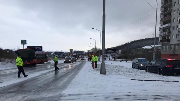 Sneženie: Autobusy MHD nevedia prejsť cez niektoré úseky