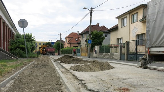 Opravujú nielen cesty, ale aj chodníky