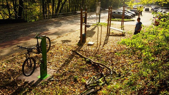 FOTO: V lesoparku pribudol darček pre cyklistov - nový servisný stojan