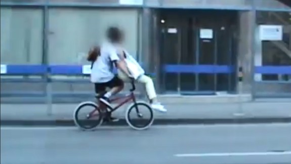 VIDEO: V protismere, s dievčinou na riadidlách a ešte pod vplyvom alkoholu. Policajti opäť riešili nebezpečných cyklistov